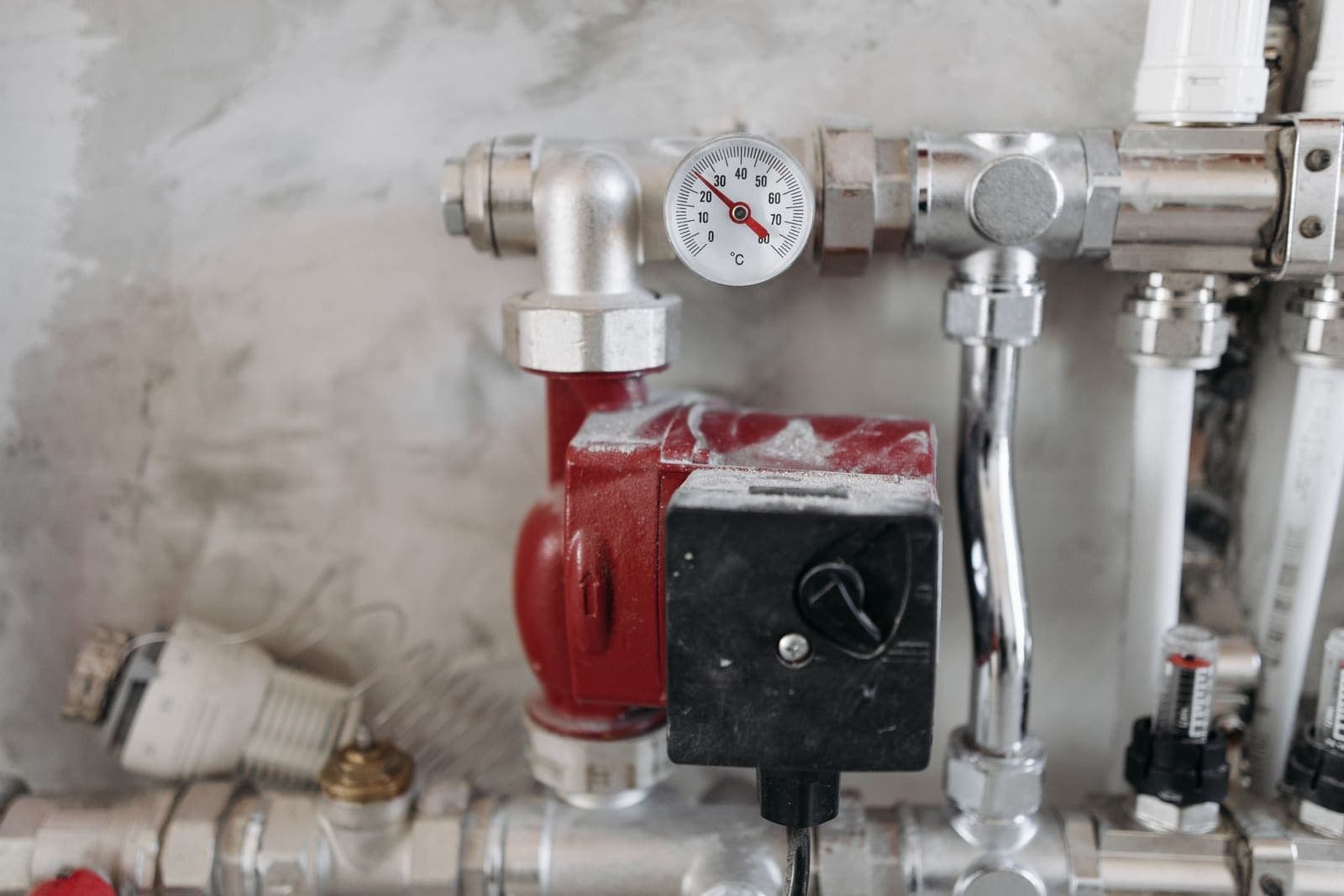 Hot water pipes with a pressure gauge and circulation pump